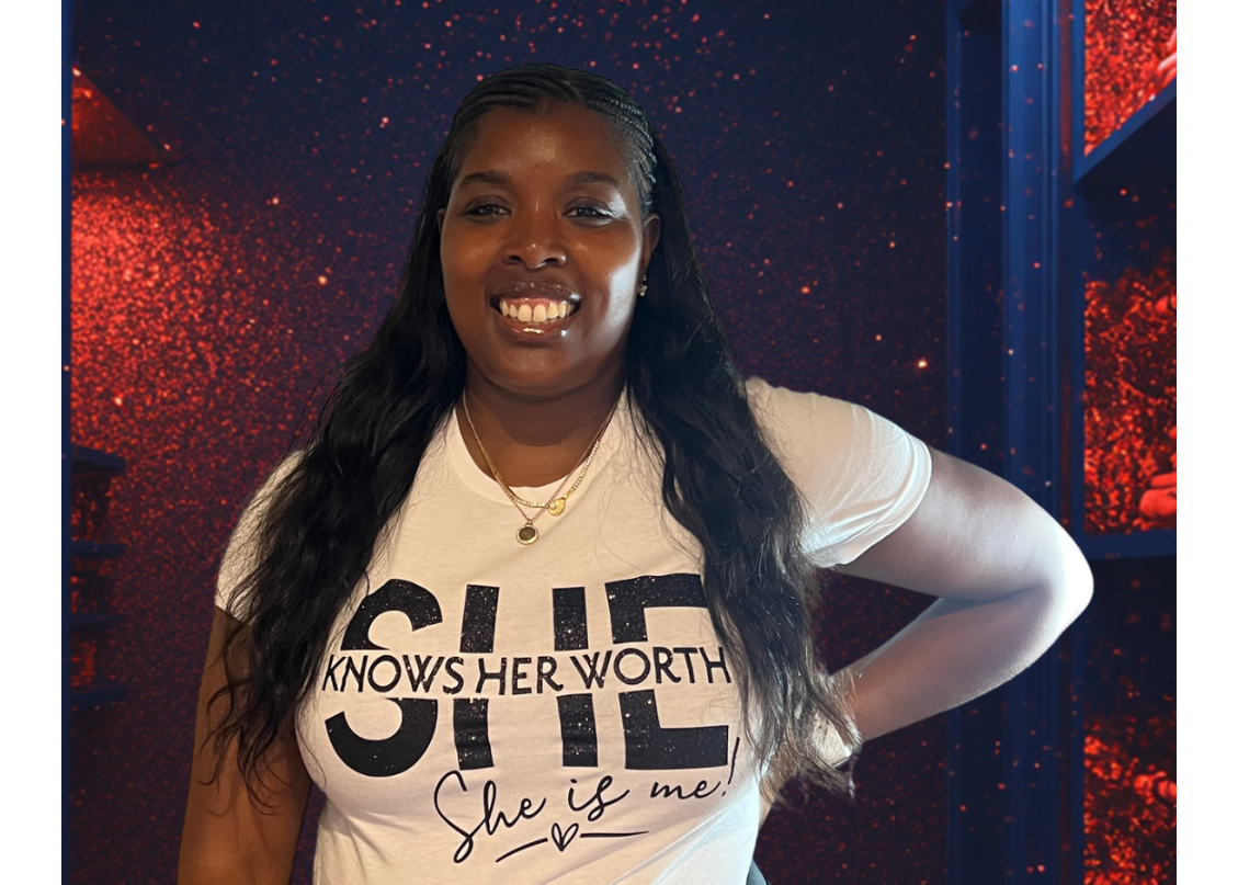 Woman wearing a t-shirt with motivational text in front of a red and blue textured background